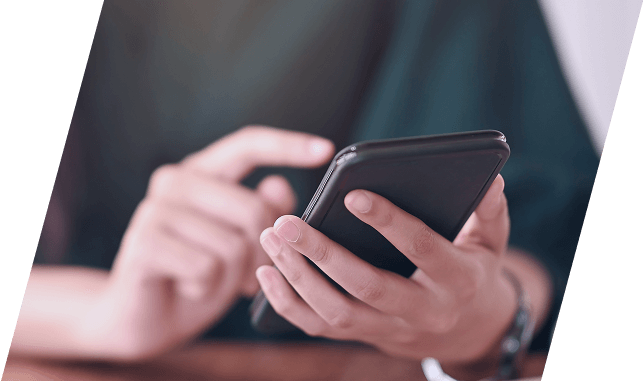 スマホを触っている男性