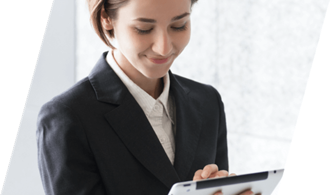 タブレットをさわている女性