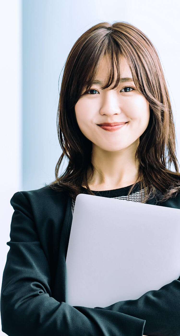 パソコンを抱えた優しそうな女性