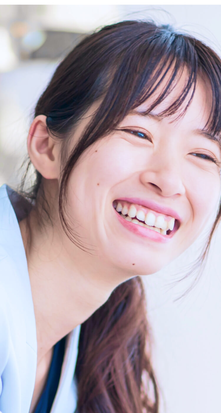 思い切り笑っている女性