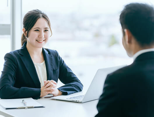 面談をしている女性