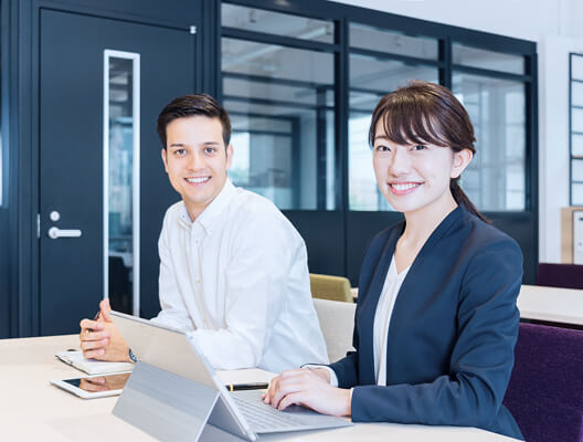 会議中に休憩している男性と女性