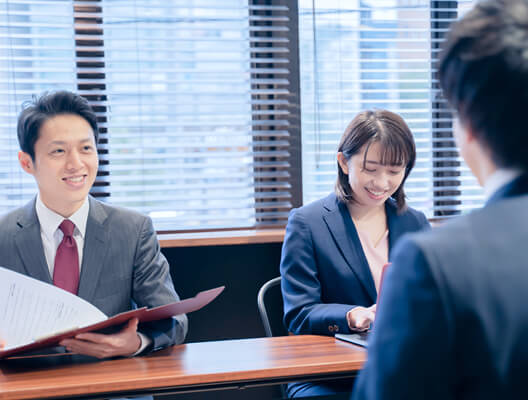 面談をしている男性と面接者